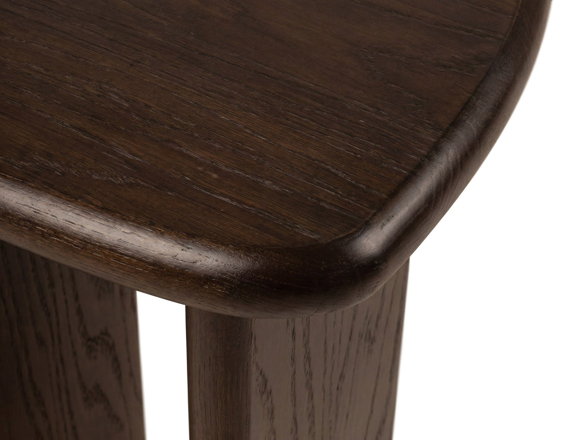 Rechteckiger Beistelltisch aus Holz in schwarzer Eichen-Optik mit zwei schlanken Beinen und niedriger Bauform, Modell Lana von Micadoni.