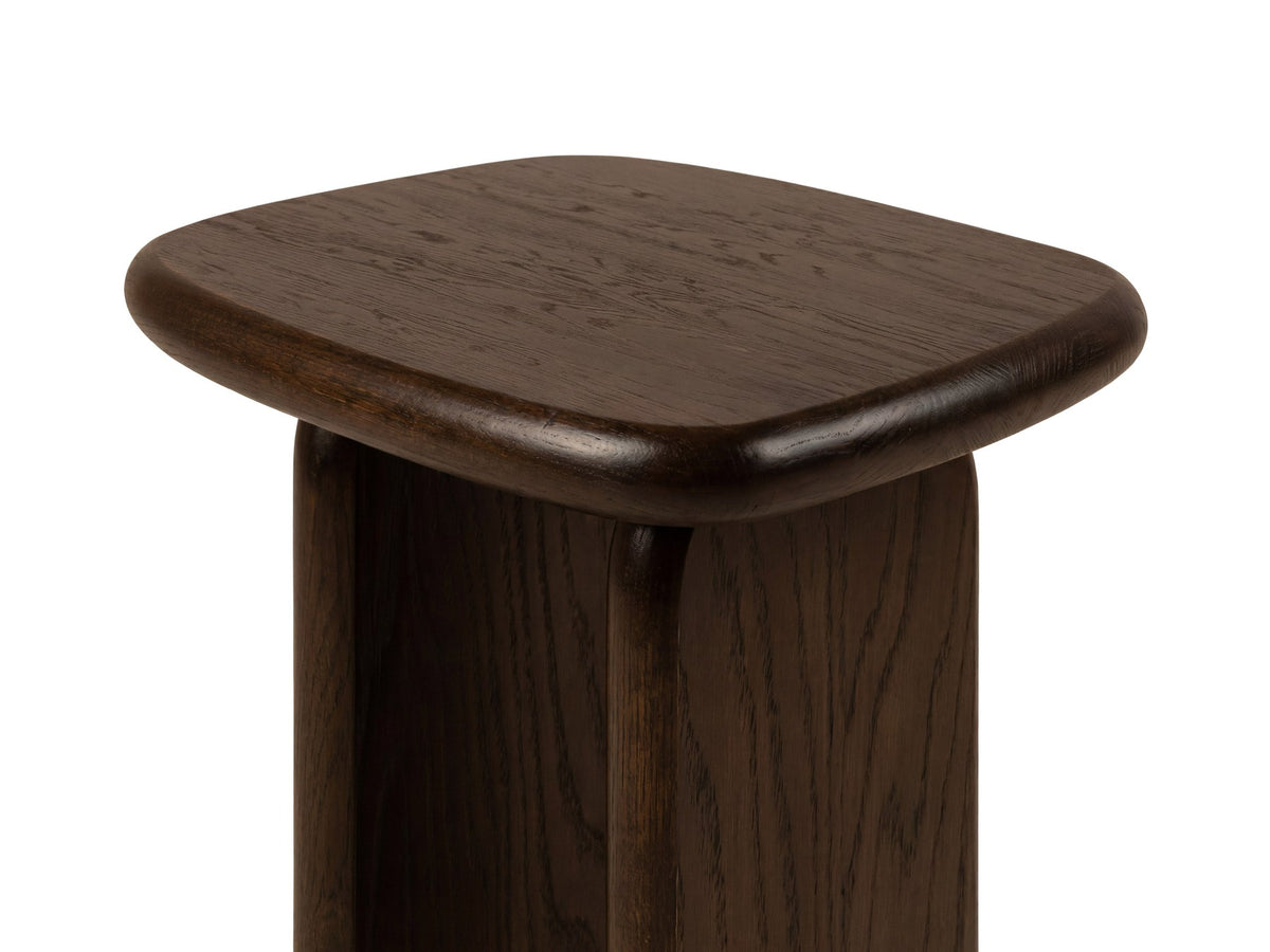 Rechteckiger Beistelltisch aus Holz in schwarzer Eichen-Optik mit zwei schlanken Beinen und niedriger Bauform, Modell Lana von Micadoni.