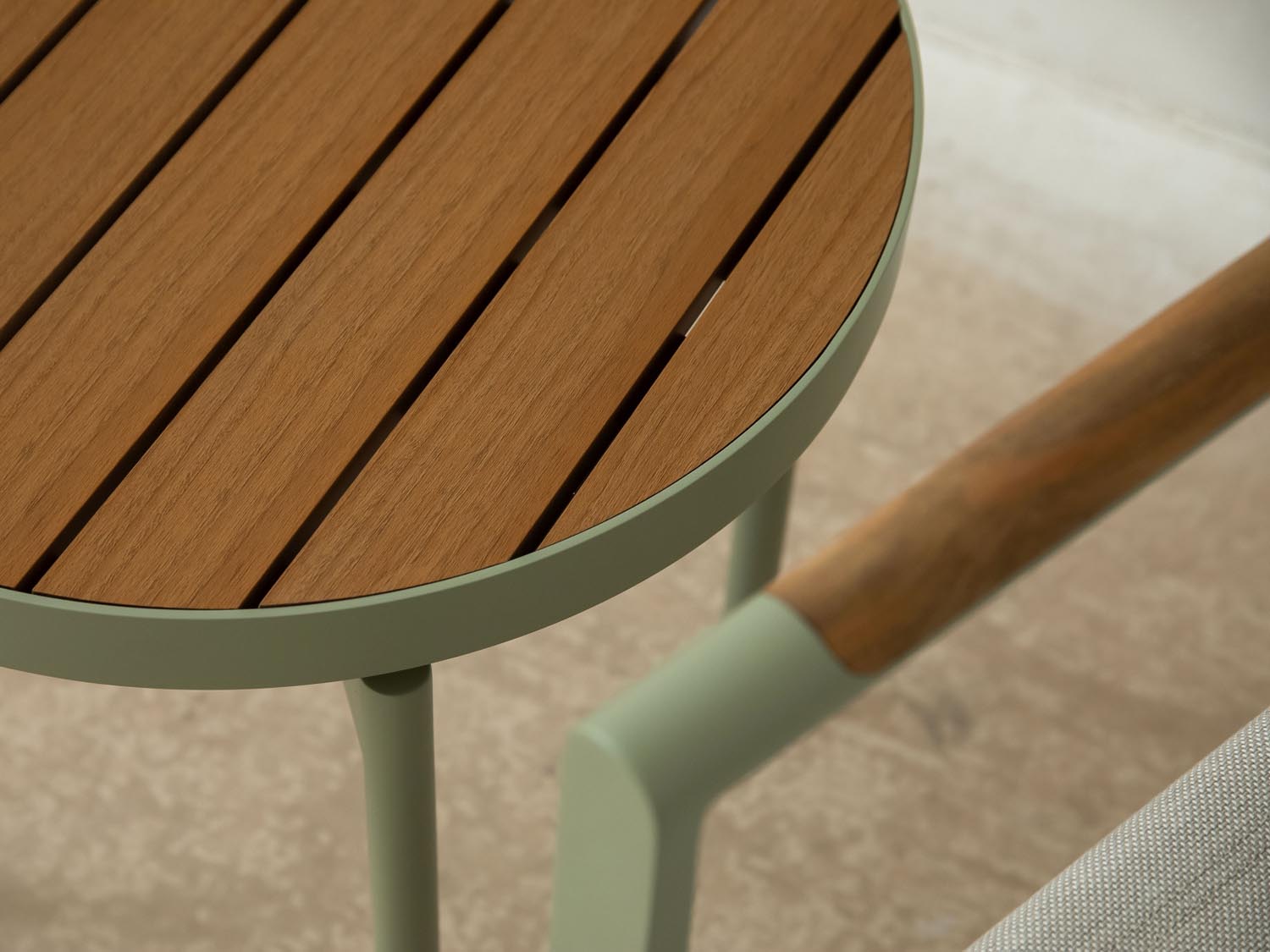 Stylischer Outdoor-Seitentisch von Micadoni, perfekt für 2 Personen, mit kompakten 48,5x48,5 cm, ideal für gemütliche Momente im Freien.