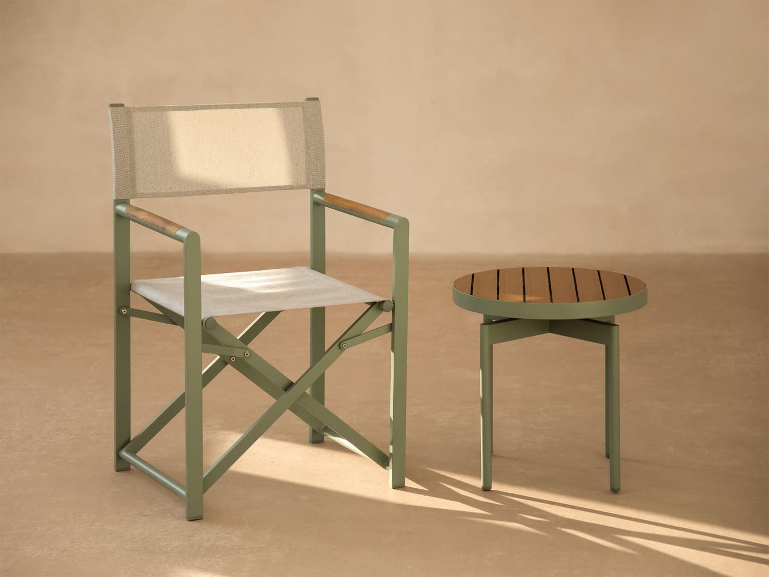 Eleganter Outdoor-Seitentisch von Micadoni, ideal für 2 Personen, mit kompakten Maßen von 48,5x48,5 cm, perfekt für Garten und Terrasse.