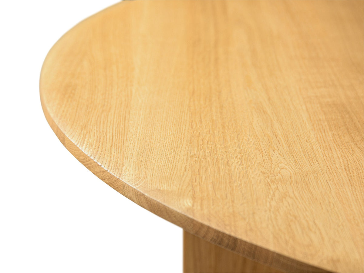 Charlotte Kaffeetisch von Micadoni mit runden Holzbeinen aus natürlicher Eiche, quadratischer Tischplatte und kompakter Grösse für den Wohnbereich.
