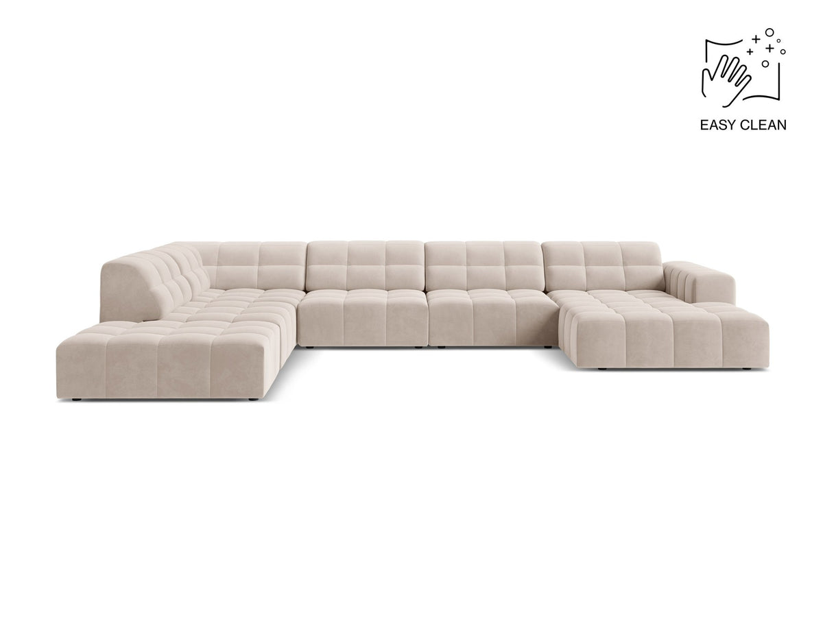 Ecksofa links Jennifer von Micadoni in leichtem Beige mit Bluvel-Stoff, schwarzen Kunststoffbeinen und breiter Sitzfläche.