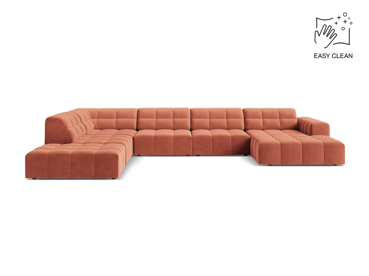 Ecksofa links Jennifer von Micadoni in leichtem Beige mit Bluvel-Stoff, schwarzen Kunststoffbeinen und breiter Sitzfläche.