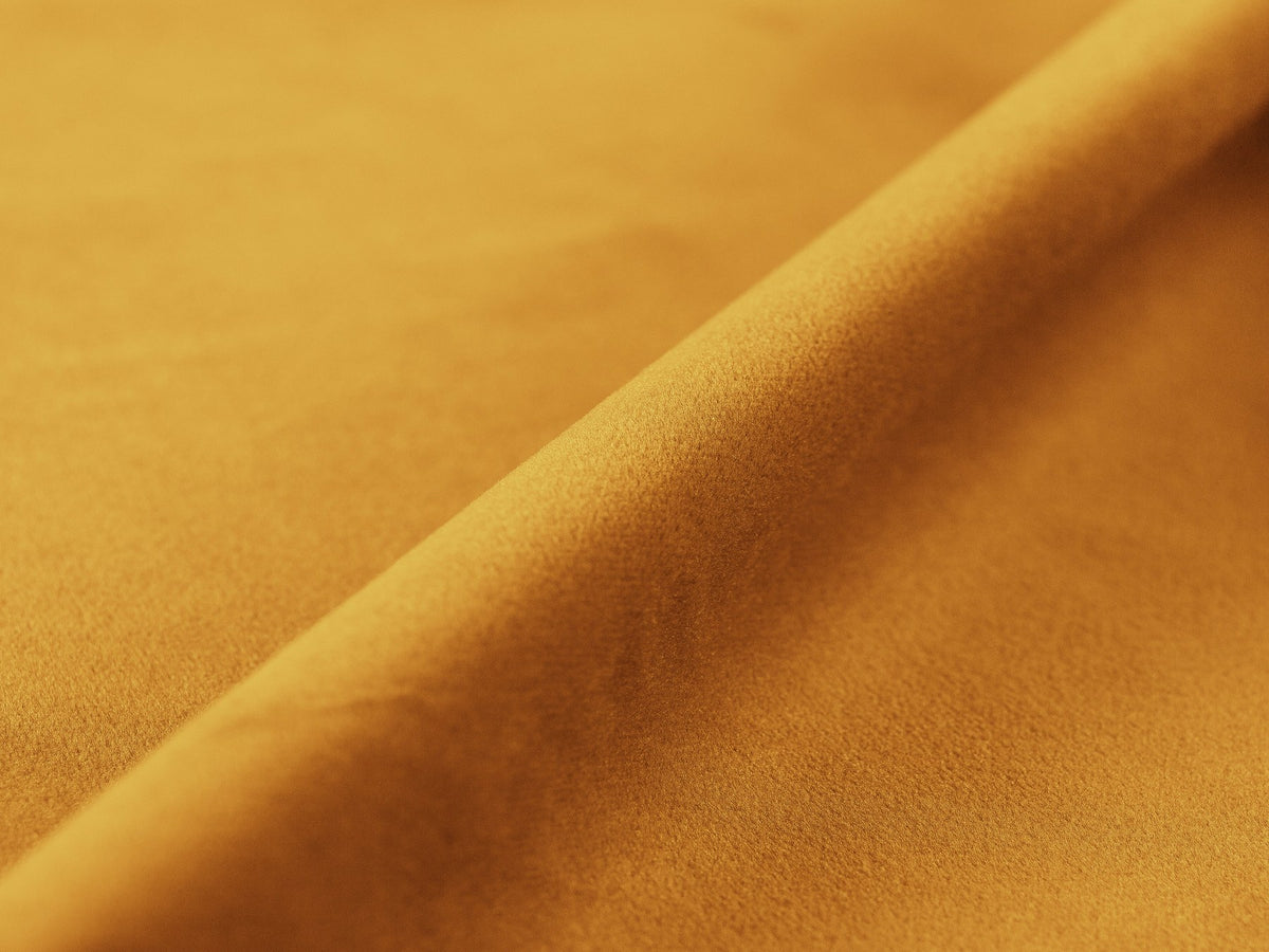 Ecksofa links Jennifer von Micadoni in leichtem Beige mit Bluvel-Stoff, schwarzen Kunststoffbeinen und breiter Sitzfläche.