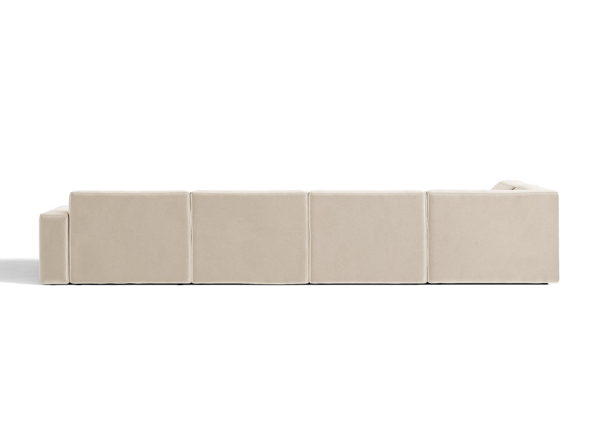 Modulares Ecksofa links Jodie von Micadoni in leichtem Beige mit Venus-Samtstoff, schwarzen Kunststoffbeinen und Panoramaform.