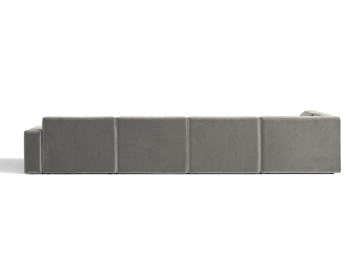 Modulares Ecksofa links Jodie von Micadoni in leichtem Beige mit Venus-Samtstoff, schwarzen Kunststoffbeinen und Panoramaform.