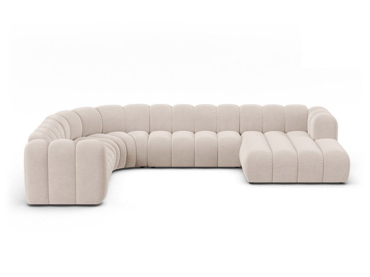 Foto eines modularen Ecksofas links in leichtem Beige aus Samtstoff Venus, mit schwarzen Kunststoffbeinen und breiter Sitzfläche.