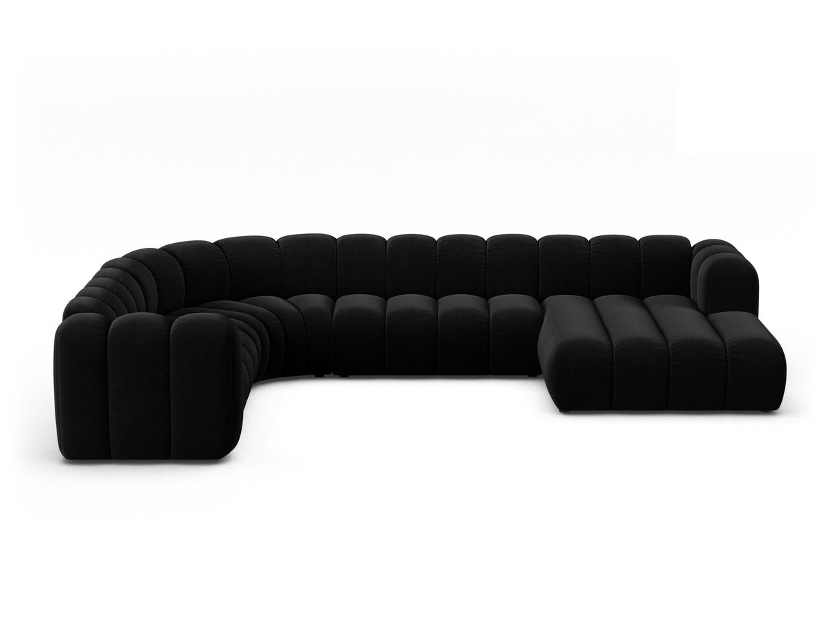 Foto eines modularen Ecksofas links in leichtem Beige aus Samtstoff Venus, mit schwarzen Kunststoffbeinen und breiter Sitzfläche.
