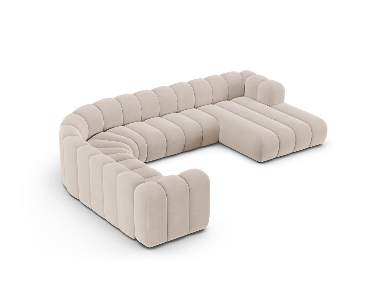 Foto eines modularen Ecksofas links in leichtem Beige aus Samtstoff Venus, mit schwarzen Kunststoffbeinen und breiter Sitzfläche.