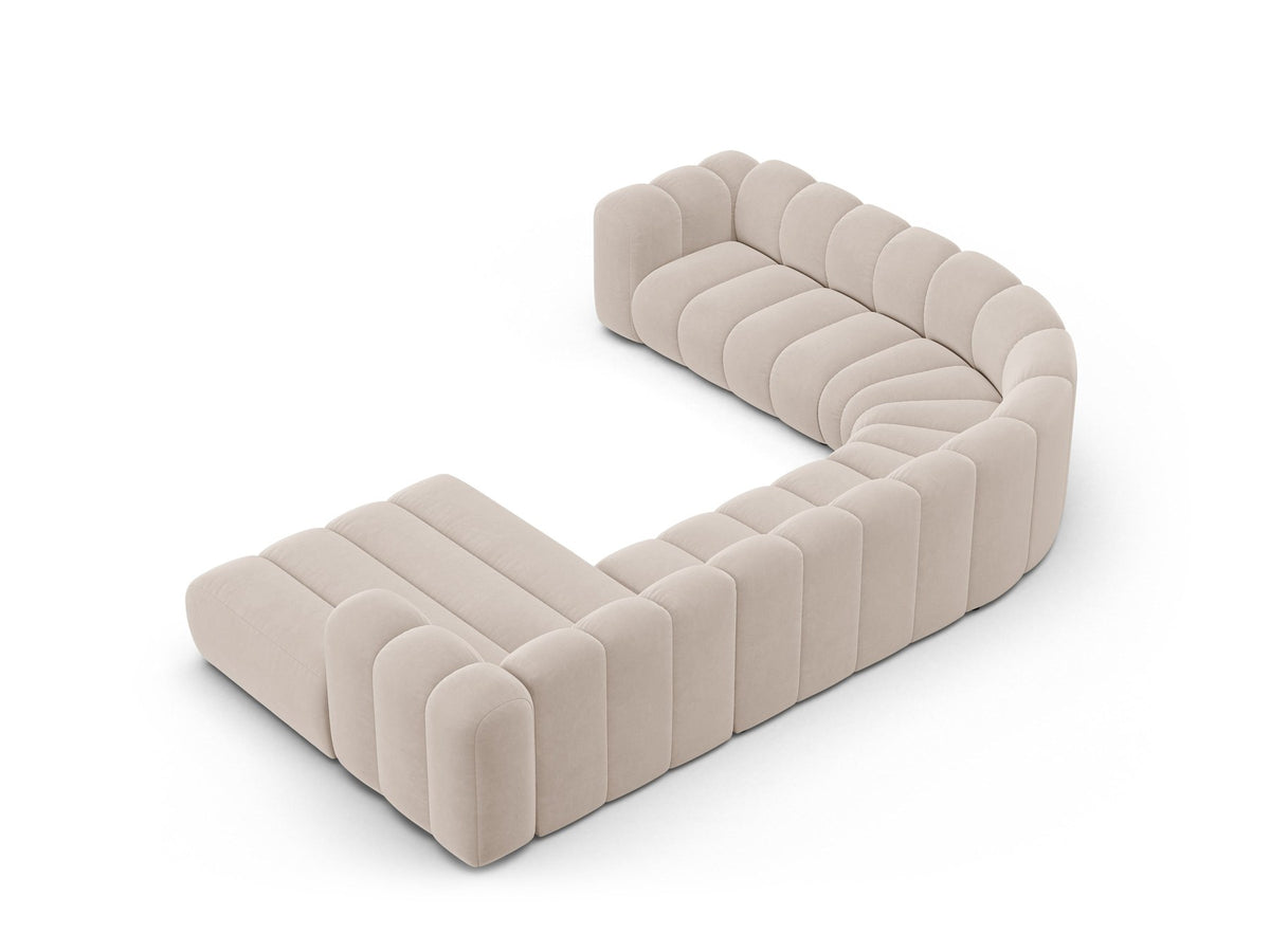 Foto eines modularen Ecksofas links in leichtem Beige aus Samtstoff Venus, mit schwarzen Kunststoffbeinen und breiter Sitzfläche.