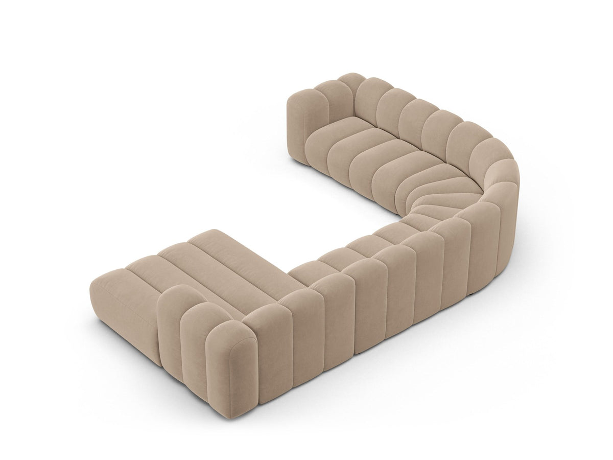 Foto eines modularen Ecksofas links in leichtem Beige aus Samtstoff Venus, mit schwarzen Kunststoffbeinen und breiter Sitzfläche.