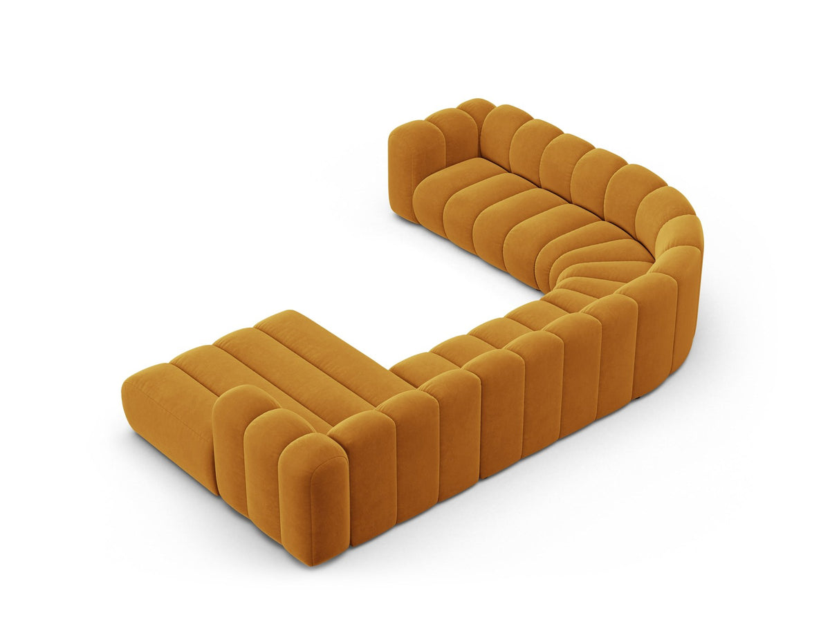 Foto eines modularen Ecksofas links in leichtem Beige aus Samtstoff Venus, mit schwarzen Kunststoffbeinen und breiter Sitzfläche.