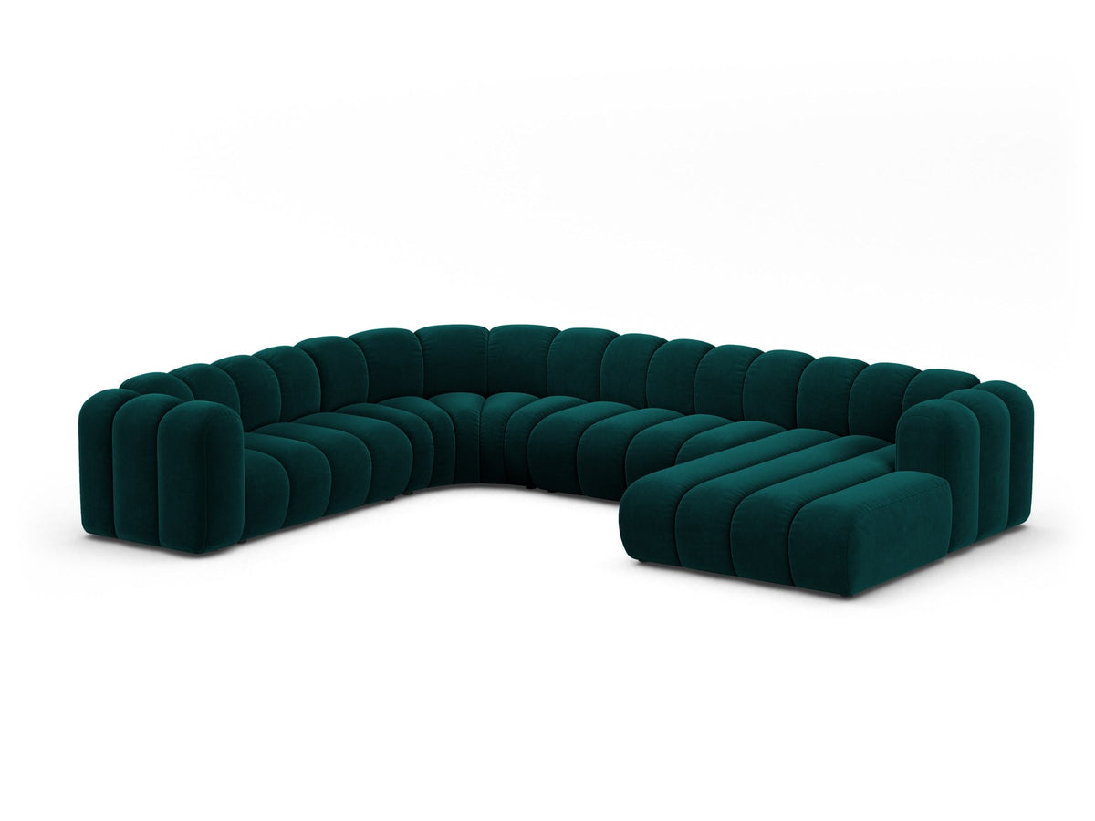 Foto eines modularen Ecksofas links in leichtem Beige aus Samtstoff Venus, mit schwarzen Kunststoffbeinen und breiter Sitzfläche.