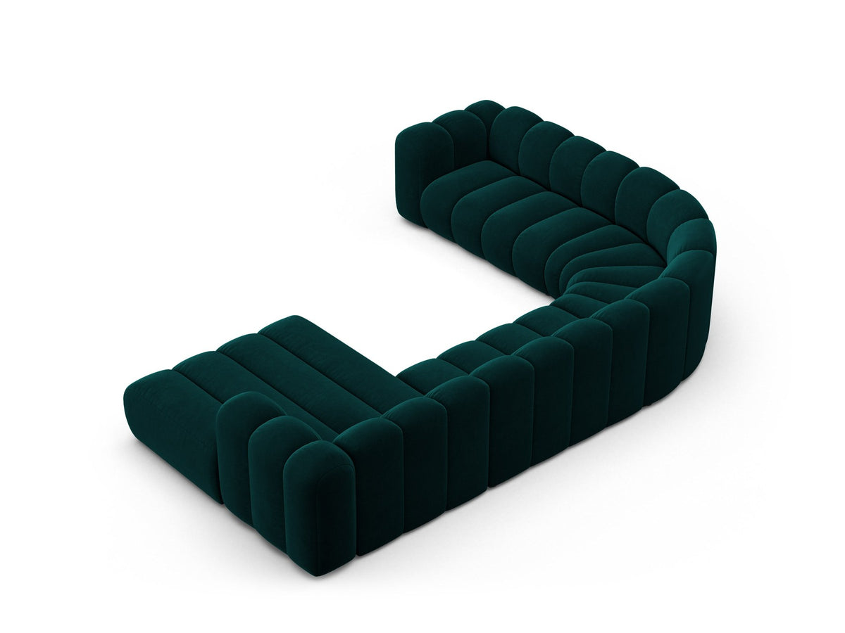 Foto eines modularen Ecksofas links in leichtem Beige aus Samtstoff Venus, mit schwarzen Kunststoffbeinen und breiter Sitzfläche.