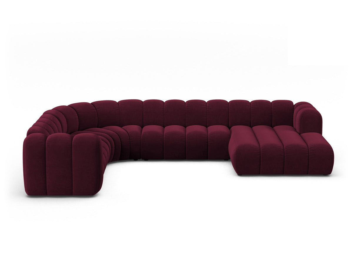 Foto eines modularen Ecksofas links in leichtem Beige aus Samtstoff Venus, mit schwarzen Kunststoffbeinen und breiter Sitzfläche.