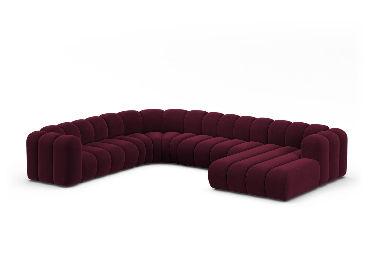 Foto eines modularen Ecksofas links in leichtem Beige aus Samtstoff Venus, mit schwarzen Kunststoffbeinen und breiter Sitzfläche.