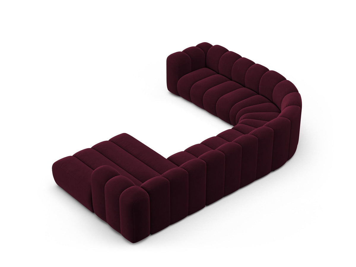 Foto eines modularen Ecksofas links in leichtem Beige aus Samtstoff Venus, mit schwarzen Kunststoffbeinen und breiter Sitzfläche.