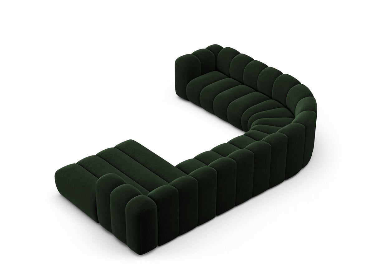 Foto eines modularen Ecksofas links in leichtem Beige aus Samtstoff Venus, mit schwarzen Kunststoffbeinen und breiter Sitzfläche.