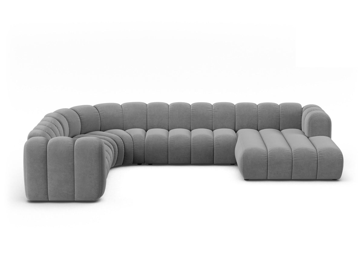 Foto eines modularen Ecksofas links in leichtem Beige aus Samtstoff Venus, mit schwarzen Kunststoffbeinen und breiter Sitzfläche.
