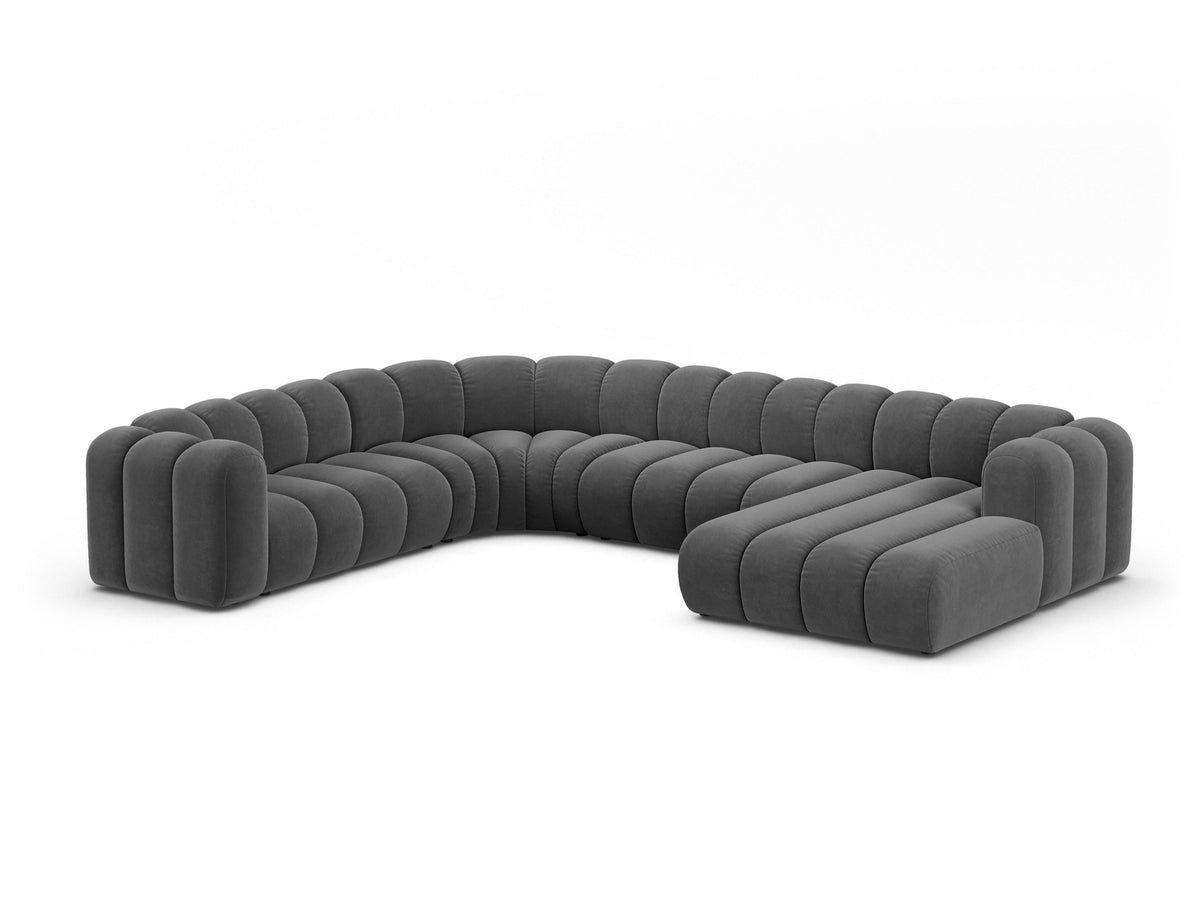 Foto eines modularen Ecksofas links in leichtem Beige aus Samtstoff Venus, mit schwarzen Kunststoffbeinen und breiter Sitzfläche.