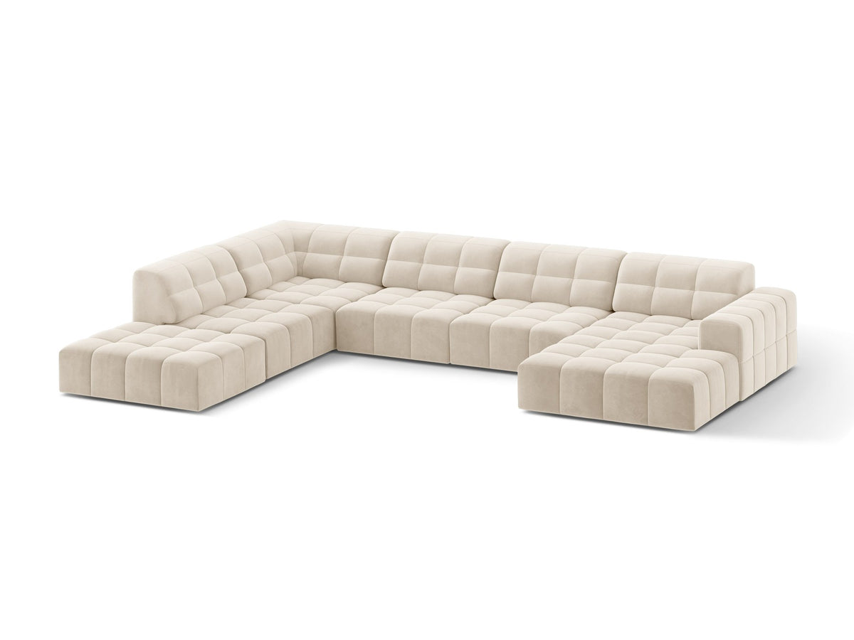 Ecksofa links Jennifer von Micadoni in leichtem Beige mit Bluvel-Stoff, schwarzen Kunststoffbeinen und breiter Sitzfläche.