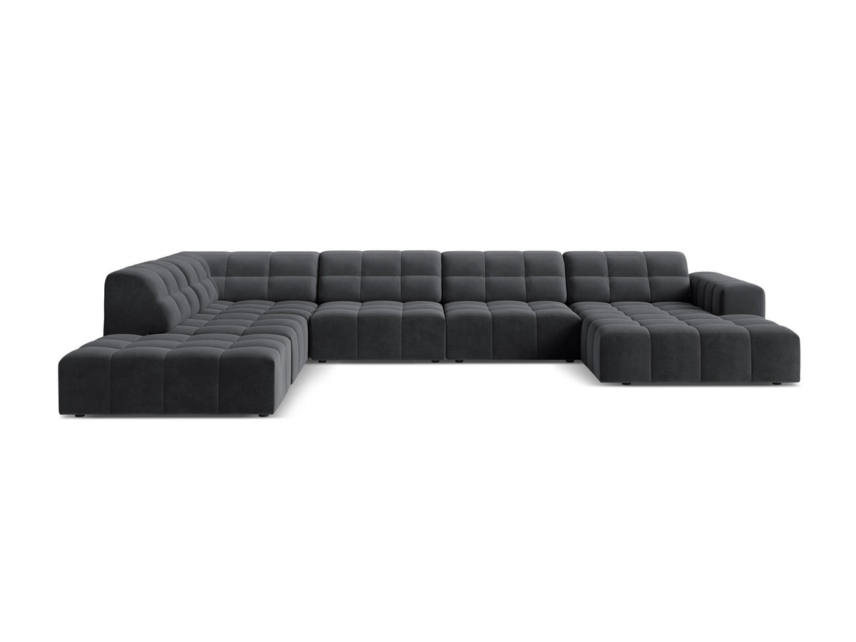 Ecksofa links Jennifer von Micadoni in leichtem Beige mit Bluvel-Stoff, schwarzen Kunststoffbeinen und breiter Sitzfläche.