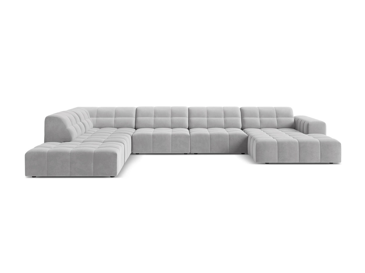 Ecksofa links Jennifer von Micadoni in leichtem Beige mit Bluvel-Stoff, schwarzen Kunststoffbeinen und breiter Sitzfläche.