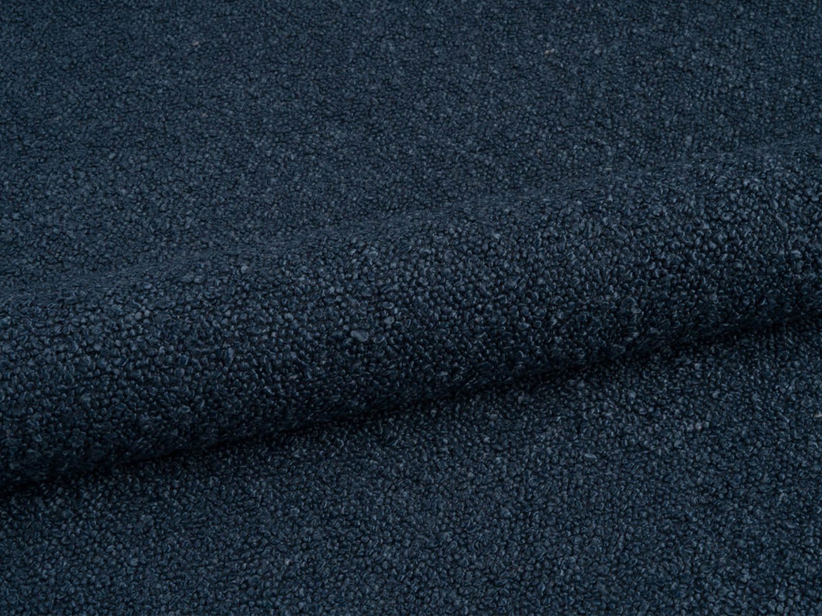Elegantes 6-Sitzer Ecksofa Molino in tiefem Blau, ideal für moderne Wohnräume, vereint Komfort und zeitgemäße Ästhetik.
