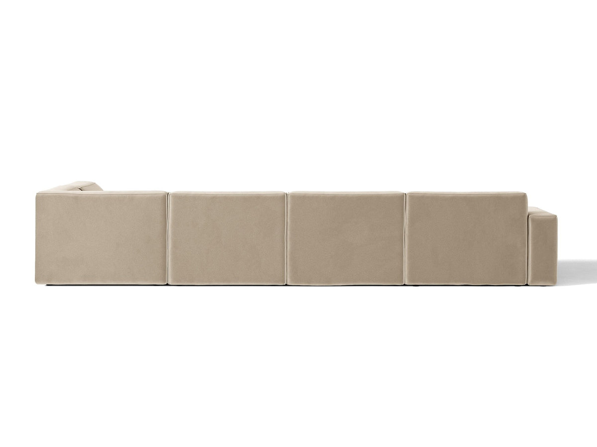 Modulares Ecksofa rechts Jodie von Micadoni in leichtem Beige mit Venus-Samtstoff, schwarzen Kunststoffbeinen und niedriger Rückenlehne.