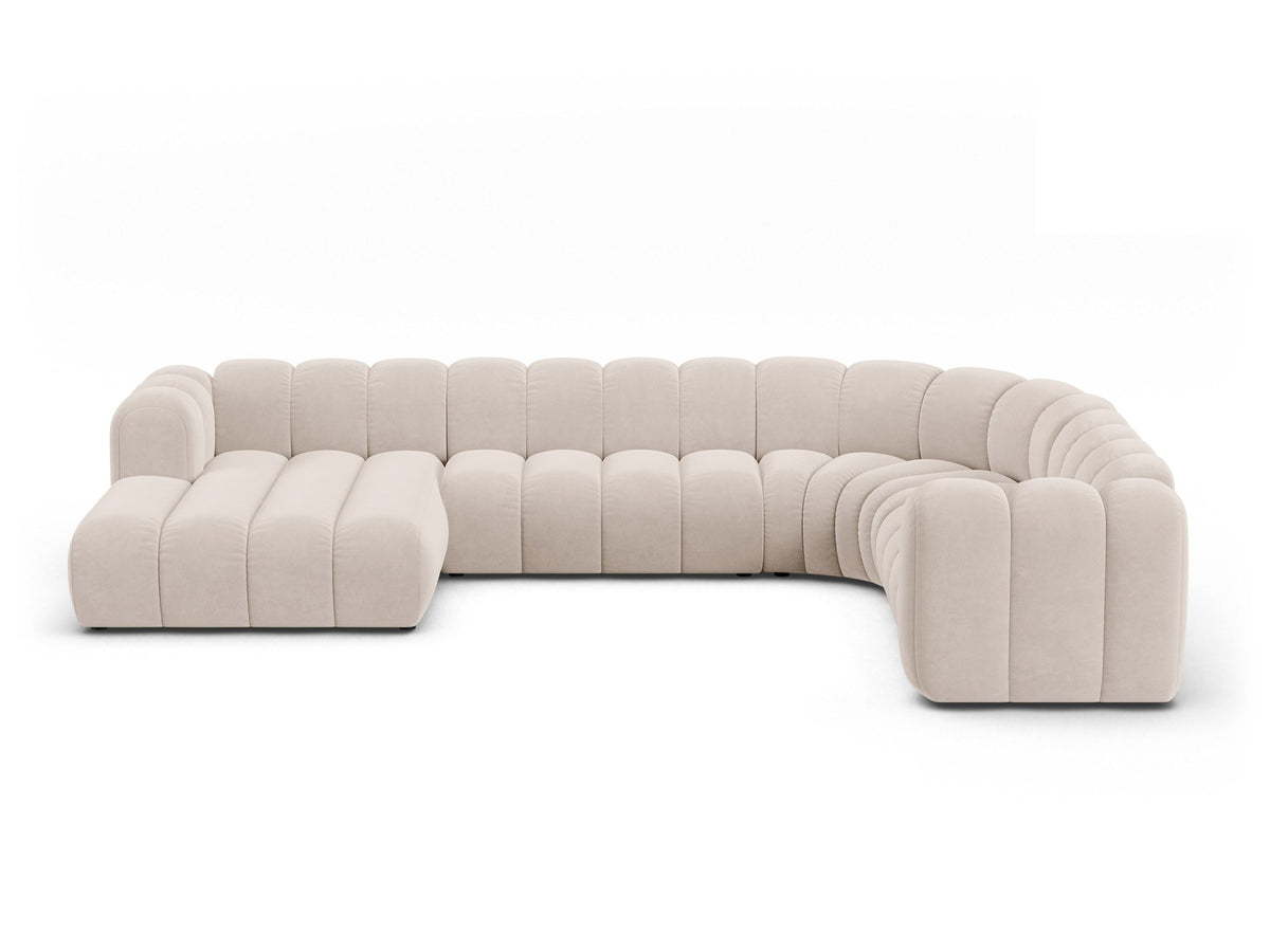 Ecksofa rechts Lupine Modulares Panoramasofa von Micadoni in leichtem Beige, Samtstoff Venus, schwarze Kunststoffbeine, Frontansicht.