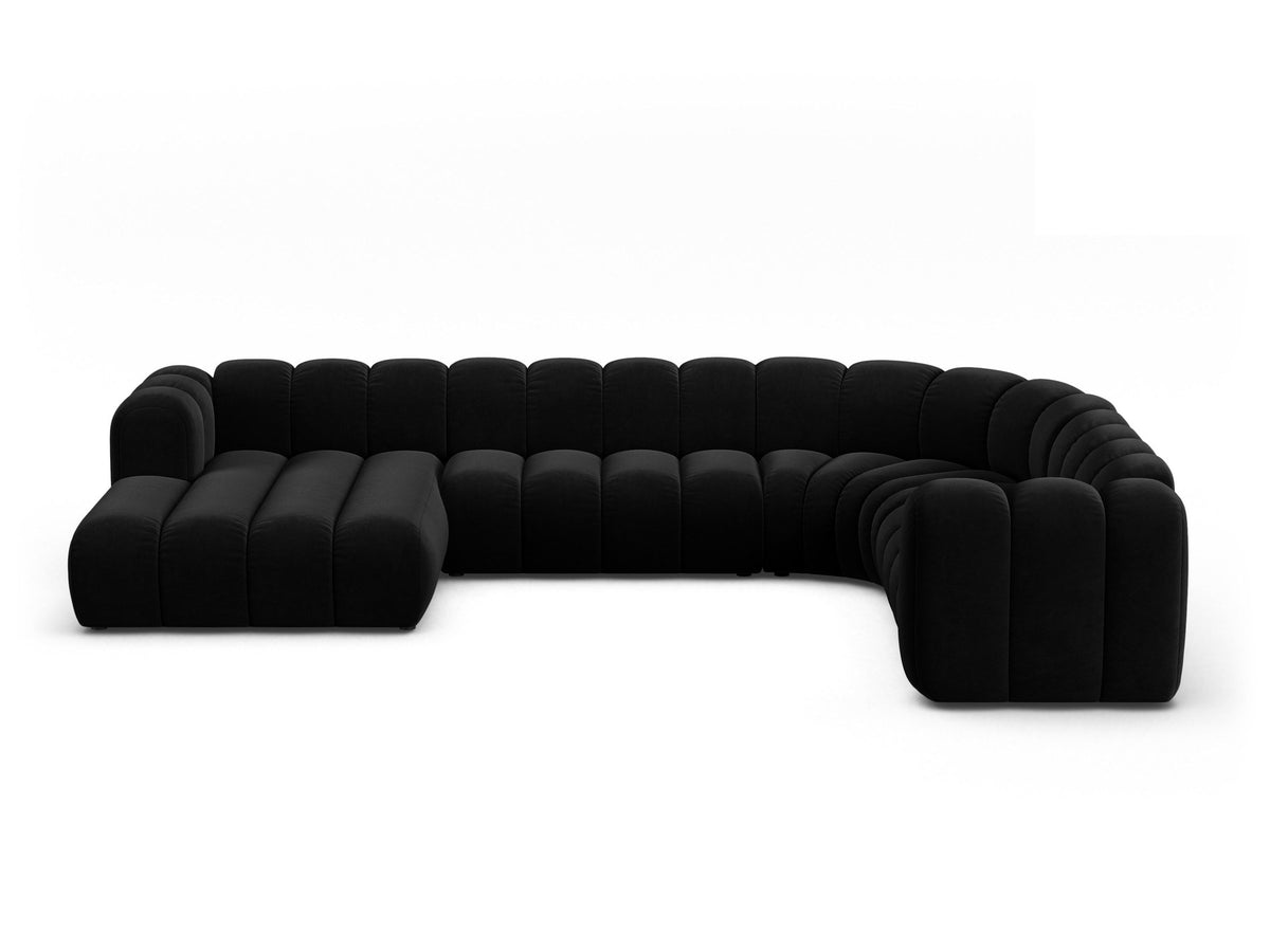 Ecksofa rechts Lupine Modulares Panoramasofa von Micadoni in leichtem Beige, Samtstoff Venus, schwarze Kunststoffbeine, Frontansicht.