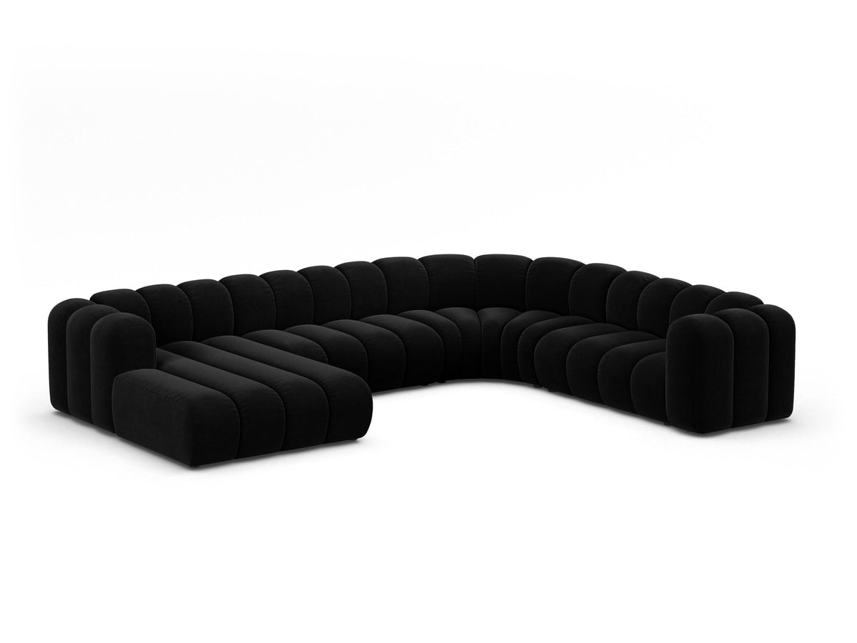 Ecksofa rechts Lupine Modulares Panoramasofa von Micadoni in leichtem Beige, Samtstoff Venus, schwarze Kunststoffbeine, Frontansicht.