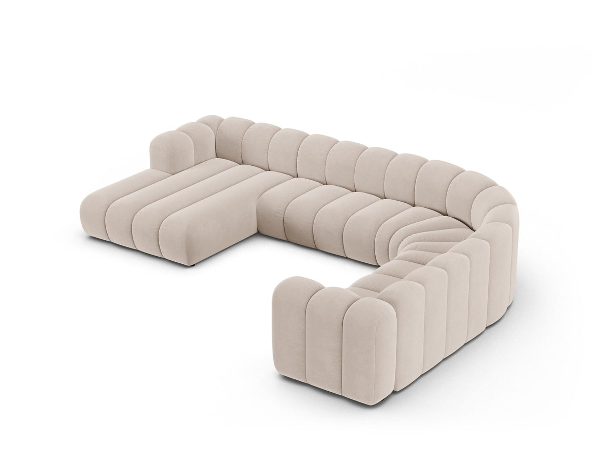 Ecksofa rechts Lupine Modulares Panoramasofa von Micadoni in leichtem Beige, Samtstoff Venus, schwarze Kunststoffbeine, Frontansicht.
