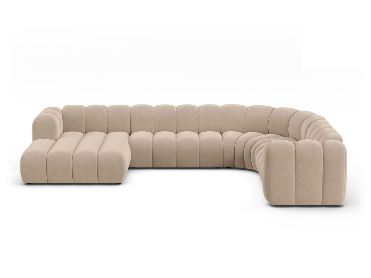 Ecksofa rechts Lupine Modulares Panoramasofa von Micadoni in leichtem Beige, Samtstoff Venus, schwarze Kunststoffbeine, Frontansicht.