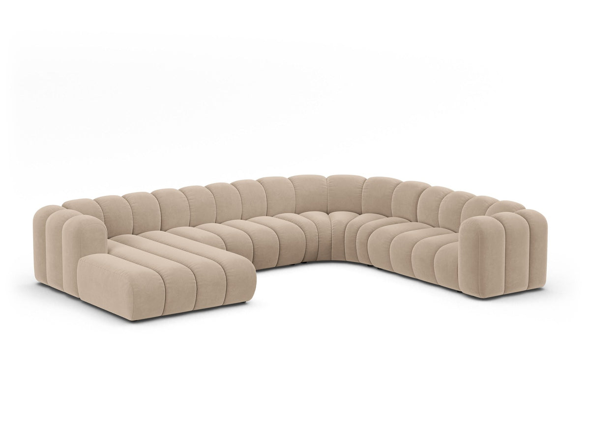 Ecksofa rechts Lupine Modulares Panoramasofa von Micadoni in leichtem Beige, Samtstoff Venus, schwarze Kunststoffbeine, Frontansicht.