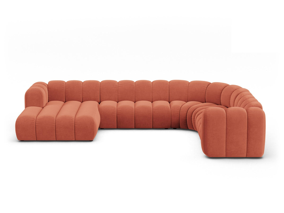 Ecksofa rechts Lupine Modulares Panoramasofa von Micadoni in leichtem Beige, Samtstoff Venus, schwarze Kunststoffbeine, Frontansicht.