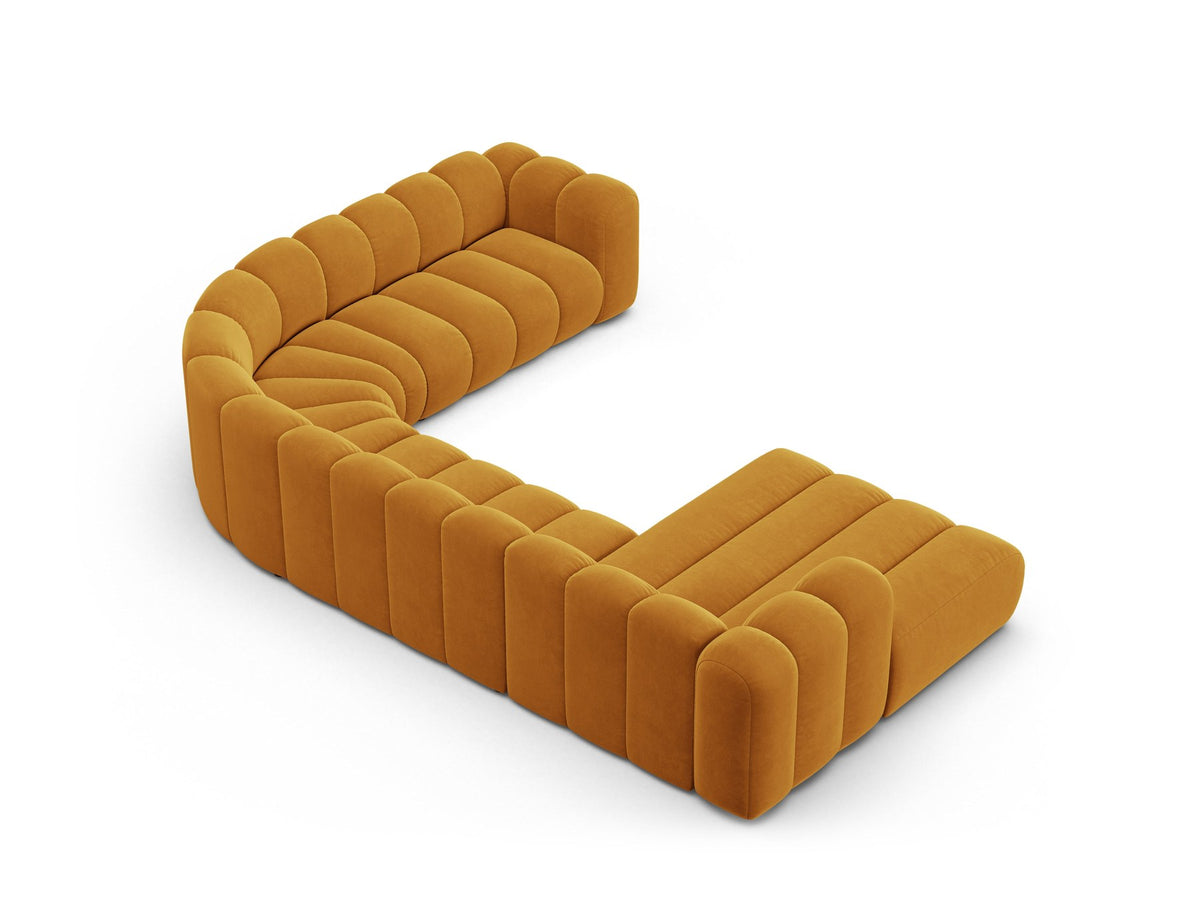 Ecksofa rechts Lupine Modulares Panoramasofa von Micadoni in leichtem Beige, Samtstoff Venus, schwarze Kunststoffbeine, Frontansicht.