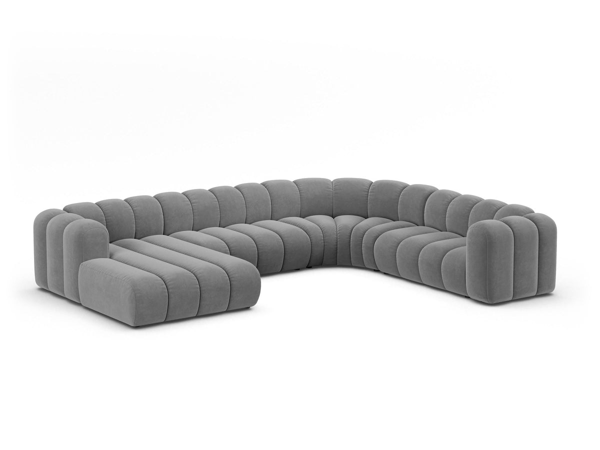 Ecksofa rechts Lupine Modulares Panoramasofa von Micadoni in leichtem Beige, Samtstoff Venus, schwarze Kunststoffbeine, Frontansicht.
