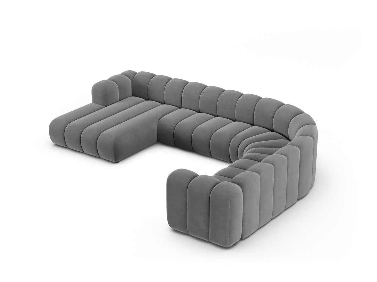 Ecksofa rechts Lupine Modulares Panoramasofa von Micadoni in leichtem Beige, Samtstoff Venus, schwarze Kunststoffbeine, Frontansicht.