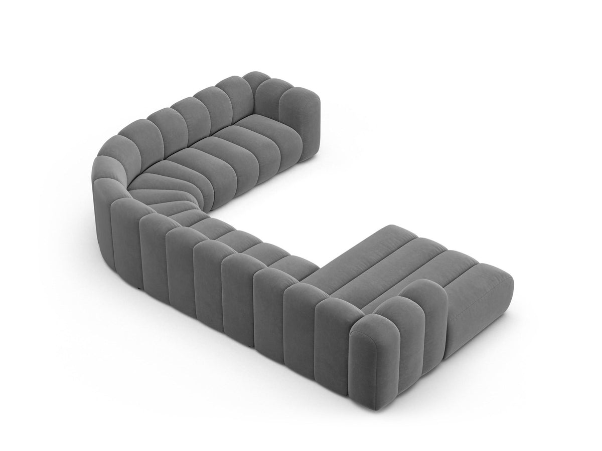 Ecksofa rechts Lupine Modulares Panoramasofa von Micadoni in leichtem Beige, Samtstoff Venus, schwarze Kunststoffbeine, Frontansicht.