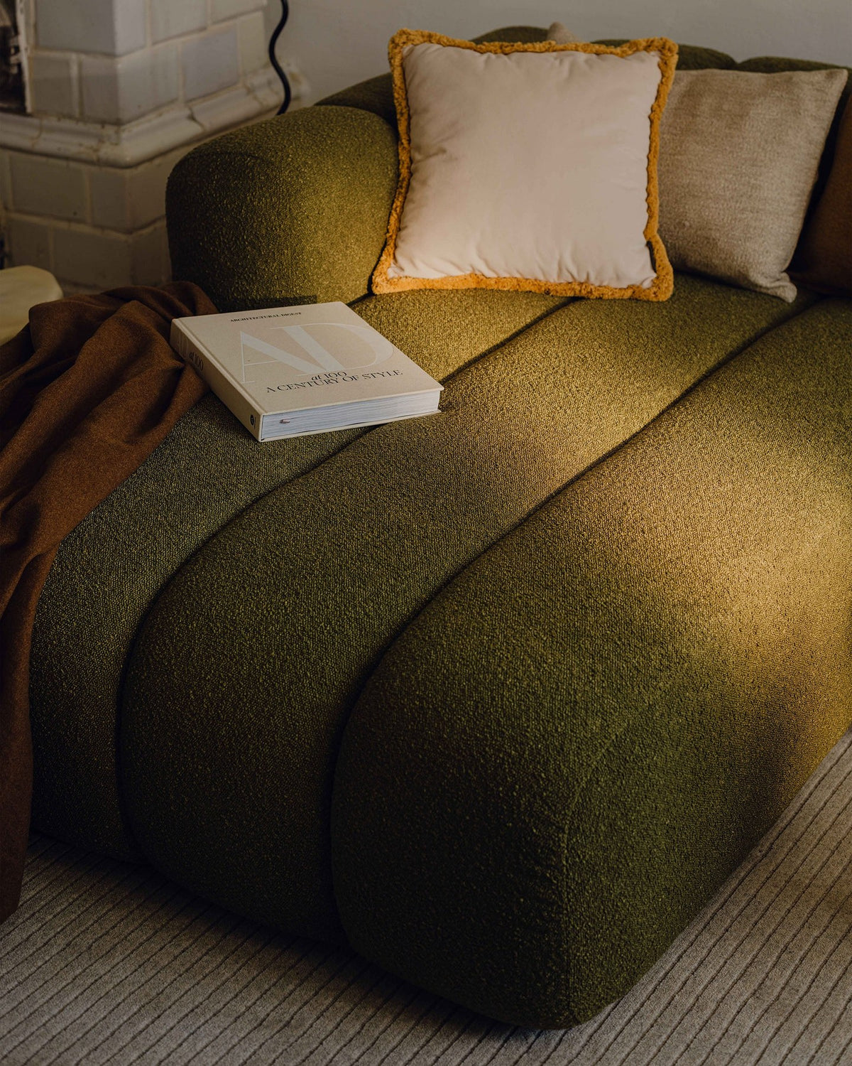 Ecksofa rechts Lupine Modulares Panoramasofa von Micadoni in leichtem Beige, Samtstoff Venus, schwarze Kunststoffbeine, Frontansicht.