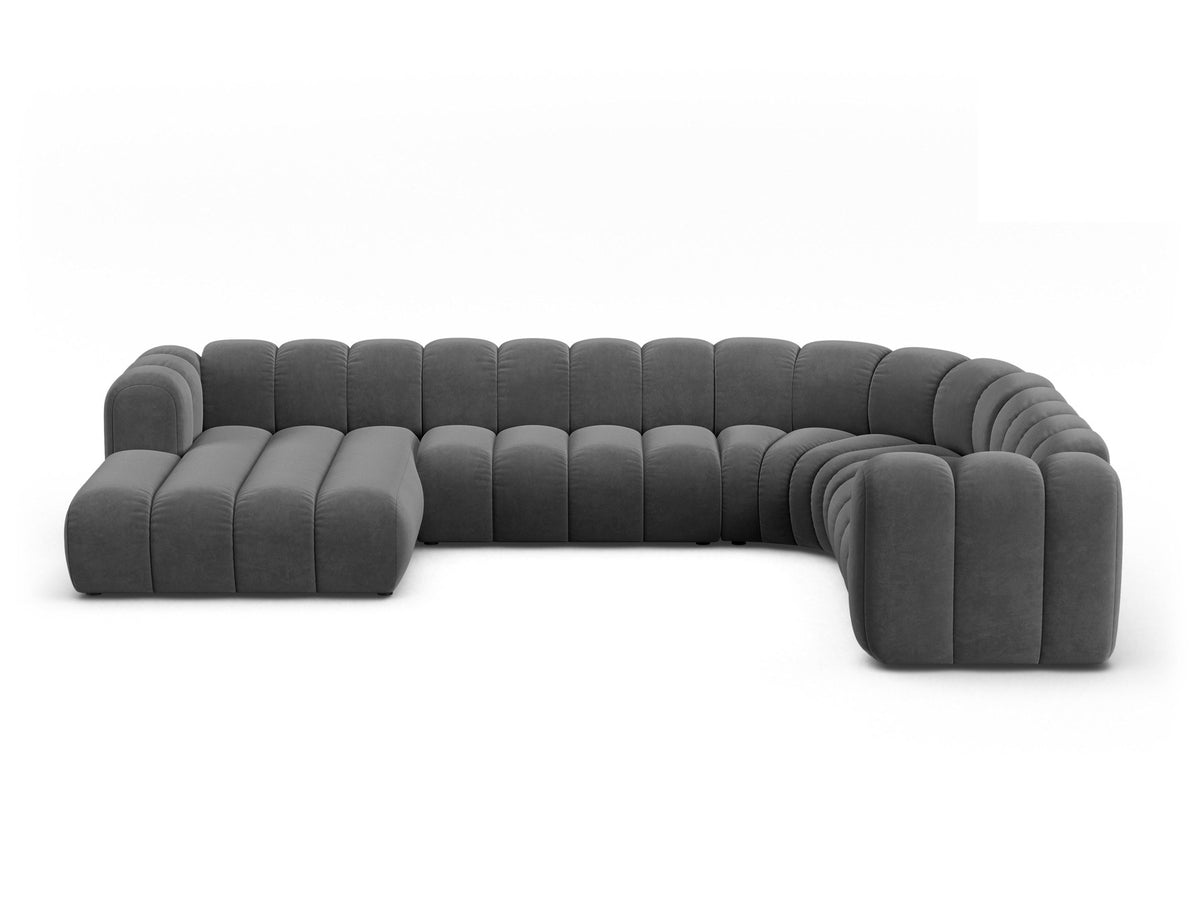 Ecksofa rechts Lupine Modulares Panoramasofa von Micadoni in leichtem Beige, Samtstoff Venus, schwarze Kunststoffbeine, Frontansicht.