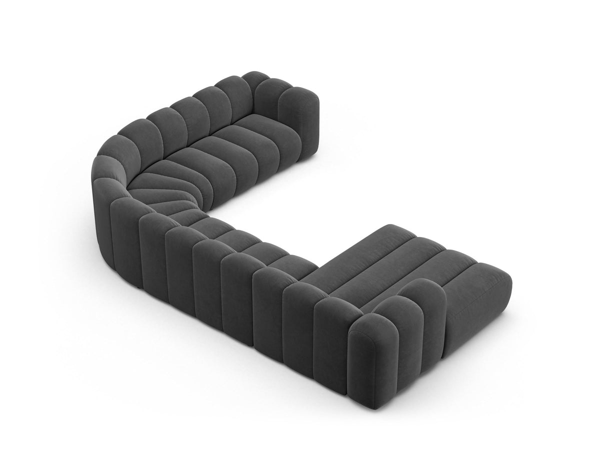 Ecksofa rechts Lupine Modulares Panoramasofa von Micadoni in leichtem Beige, Samtstoff Venus, schwarze Kunststoffbeine, Frontansicht.