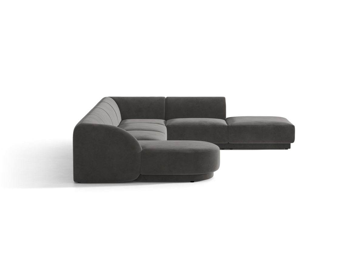 Dunkelbeiges Ecksofa rechts Miley von Micadoni mit Stoffbezug Bluvel, schwarzen Kunststoffbeinen und niedriger Rückenlehne.