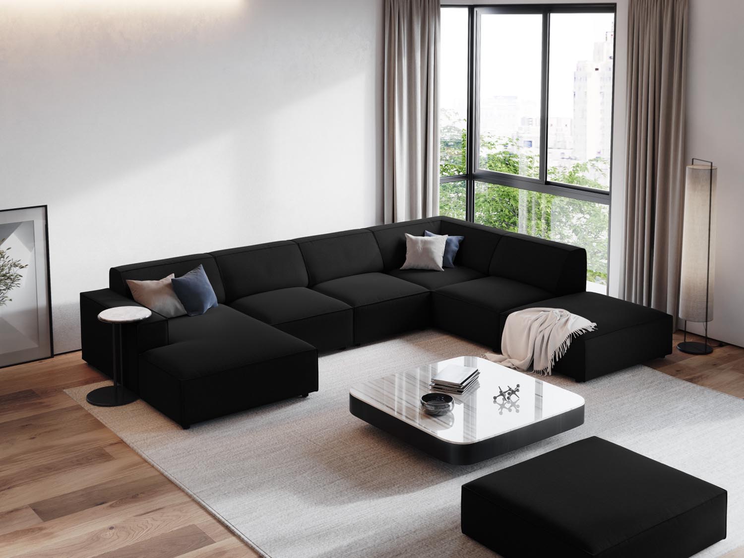 Elegantes, modulares 7-Sitzer Ecksofa Jodie in Schwarz, ideal für stilvolle Wohnräume, präsentiert in einer gemütlichen Atmosphäre.