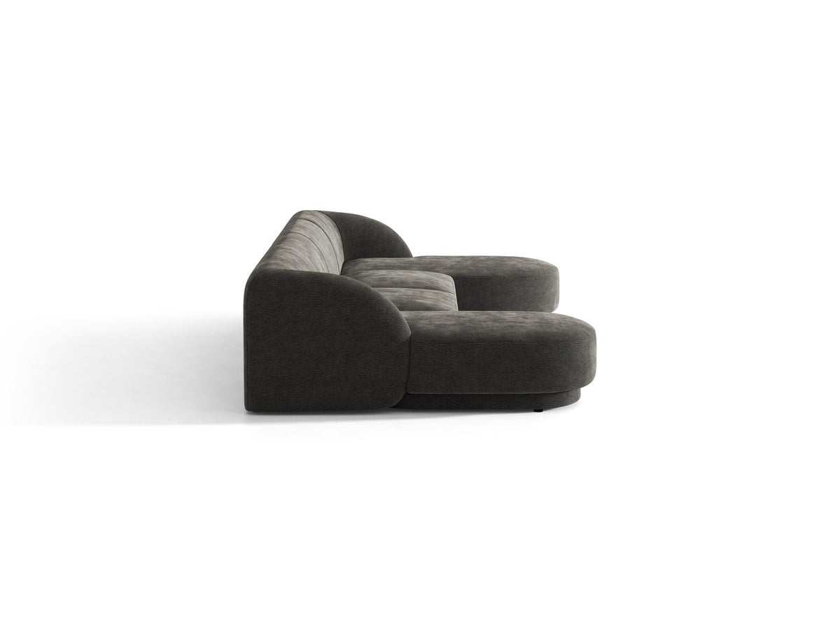 Dunkelbeiges Panorama-Ecksofa Miley von Micadoni mit Bluvel-Stoffbezug, L-Form, schwarzen Kunststoffbeinen und niedriger Rückenlehne.