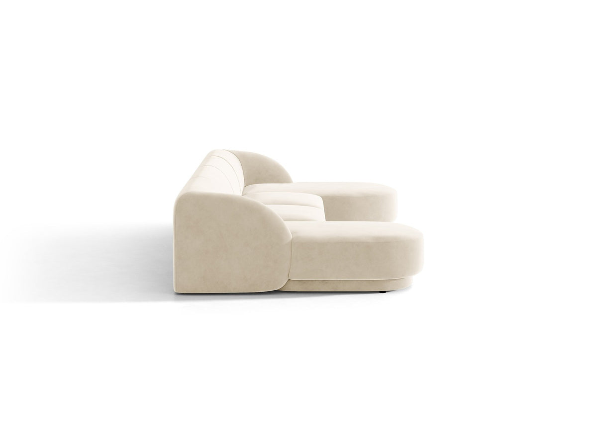 Dunkelbeiges Panorama-Ecksofa Miley von Micadoni mit Bluvel-Stoffbezug, L-Form, schwarzen Kunststoffbeinen und niedriger Rückenlehne.