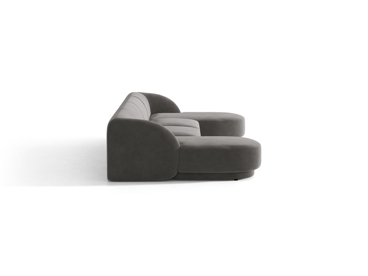 Dunkelbeiges Panorama-Ecksofa Miley von Micadoni mit Bluvel-Stoffbezug, L-Form, schwarzen Kunststoffbeinen und niedriger Rückenlehne.