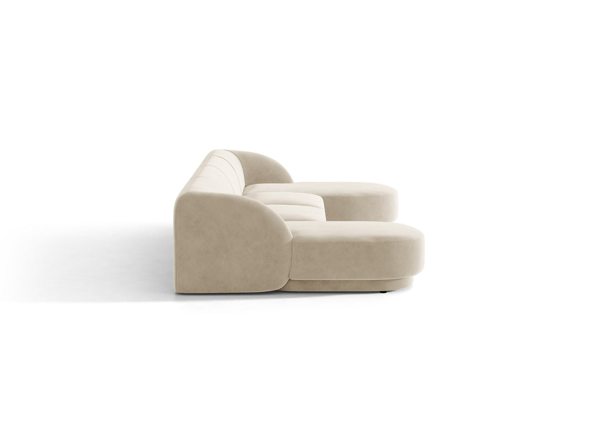 Dunkelbeiges Panorama-Ecksofa Miley von Micadoni mit Bluvel-Stoffbezug, L-Form, schwarzen Kunststoffbeinen und niedriger Rückenlehne.