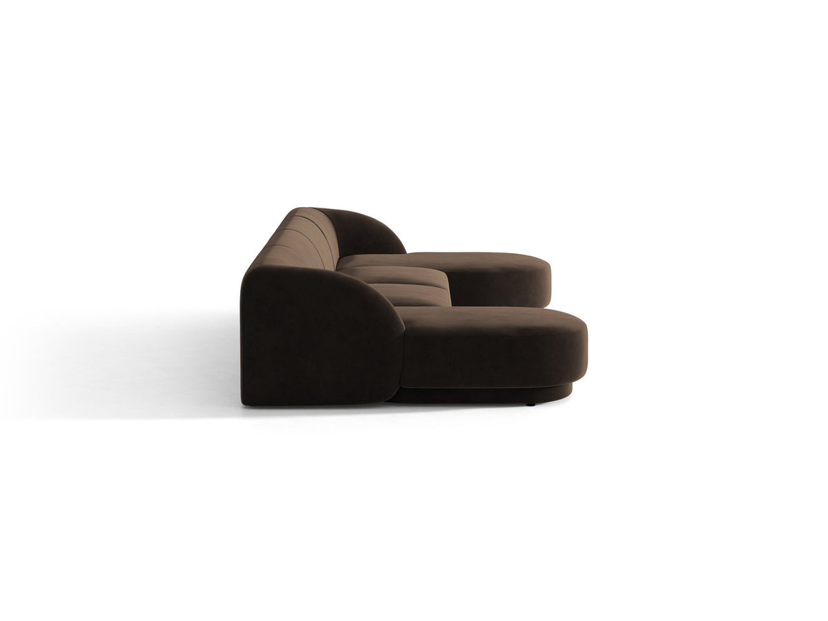 Dunkelbeiges Panorama-Ecksofa Miley von Micadoni mit Bluvel-Stoffbezug, L-Form, schwarzen Kunststoffbeinen und niedriger Rückenlehne.